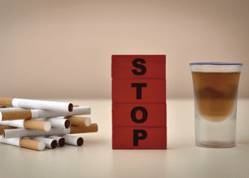 La evidencia genética refuerza el vínculo entre el tabaquismo y el alcoholismo con la DMAE