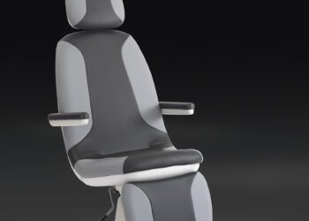 Haag-Streit Reliance presenta la silla de inclinación y reclinación asistida para exámenes