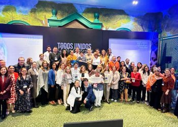 Todos unidos: oftalmólogas trabajando