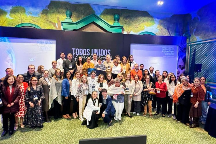 Todos unidos: oftalmólogas trabajando