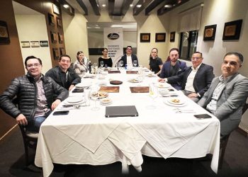 Expertos discuten caso de quemadura corneal en una reunión organizada por Laboratorios Sophia