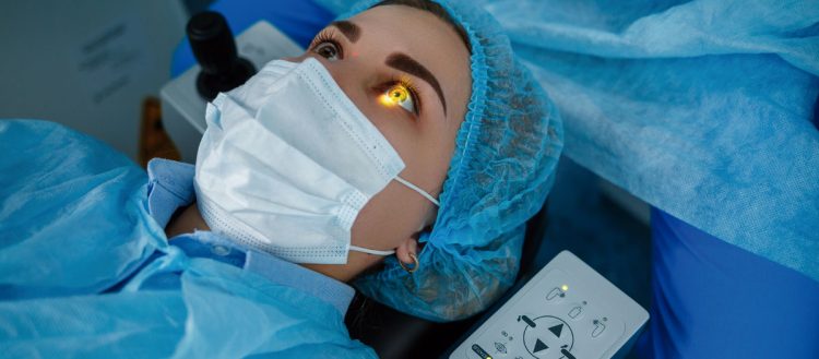 ¿Cuándo es seguro realizar una capsulotomía YAG para la opacificación capsular posterior (PCO)?