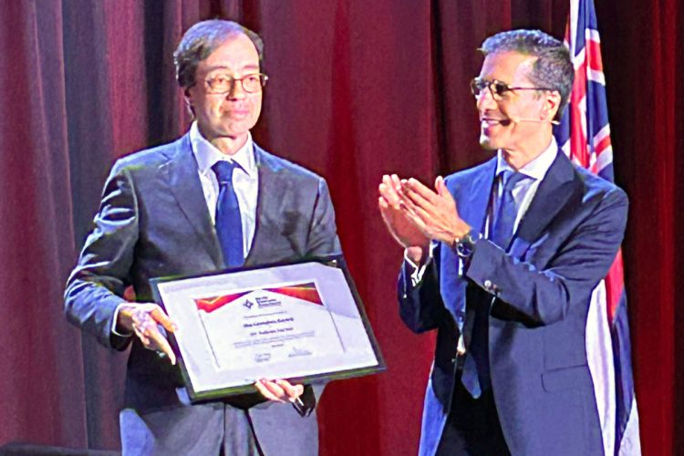 El Dr. Fabián Lerner recibe el “Founder Award” de la Asociación Mundial de Glaucoma