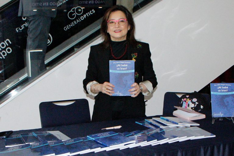 El libro “¿Mi bebé ve bien?” llegó al Summit VisionyOptica™ 2026
